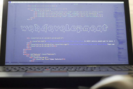 日落之窗 一位現代網絡開發者的光影工作臺